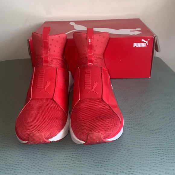 Women’s fierce core pumas. Size 8.5. Minimal wear, great for working out! - Picture 2 of 4